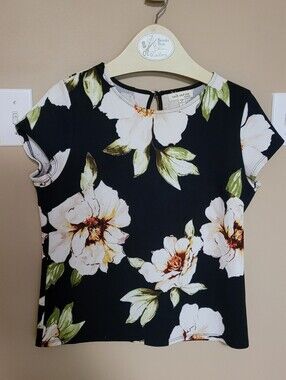 💜2 for $10💜 Bundle and save Floral Top with White and Green Blooms